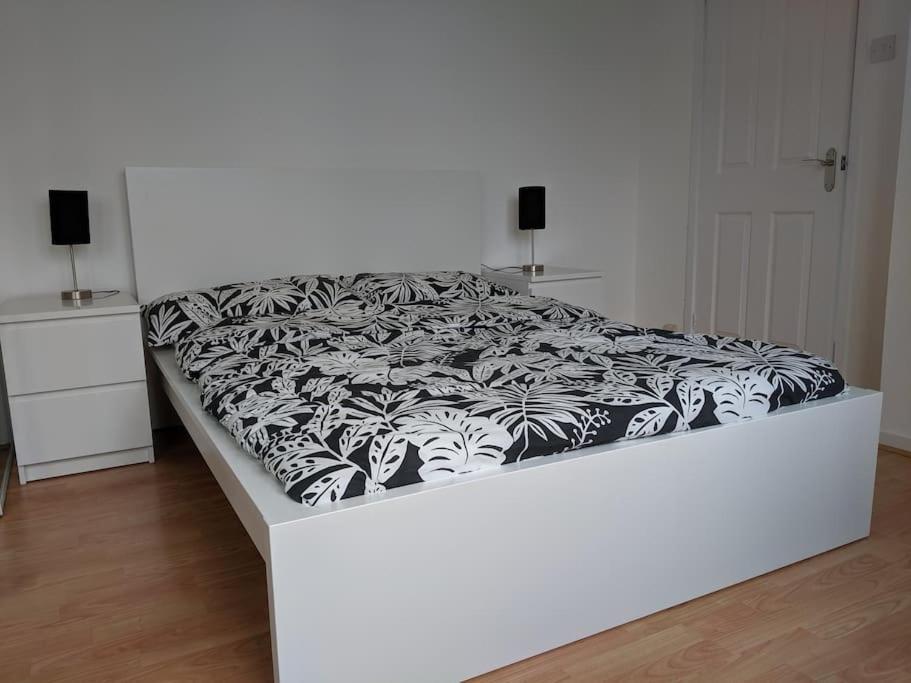 Private 2 Bed Flat Close To Excel & City Airport Лондон Экстерьер фото