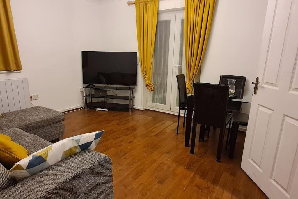 Private 2 Bed Flat Close To Excel & City Airport Лондон Экстерьер фото